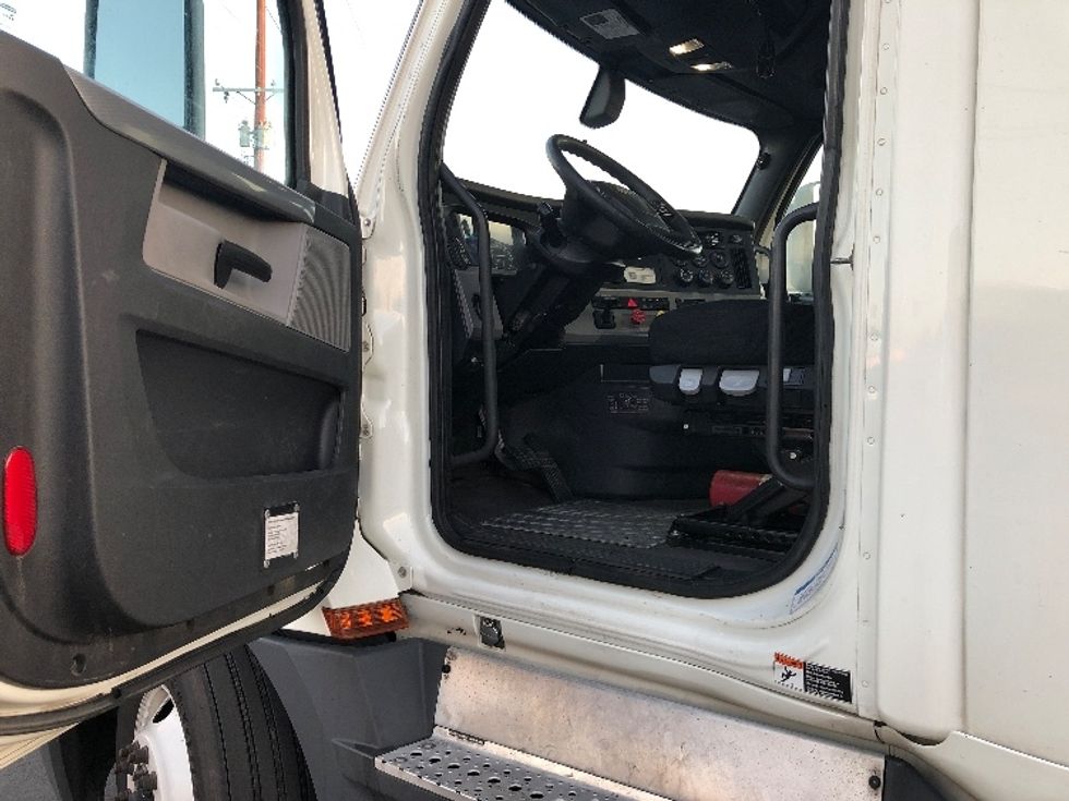Day Cab Tractor-Heavy Duty Tractors-Freightliner-2019-T12664ST-Spokane Valley-WA-600,445\n\t\tmiles-$ 30,250 - Image 9