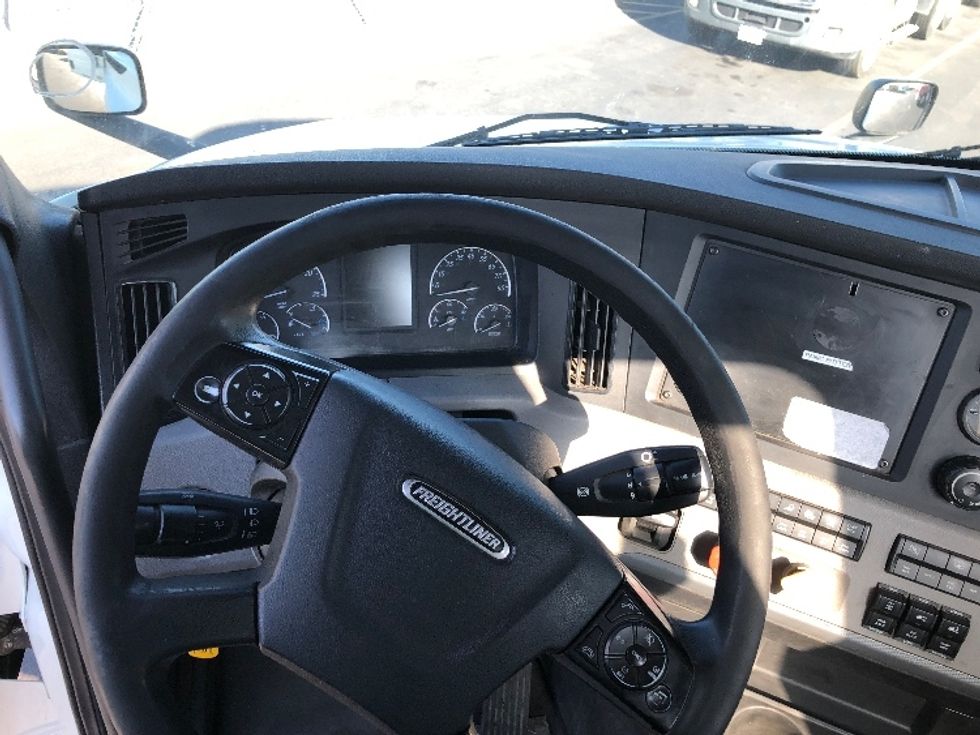 Day Cab Tractor-Heavy Duty Tractors-Freightliner-2019-T12664ST-Spokane Valley-WA-617,354\n\t\tmiles-$ 28,750 - Image 11