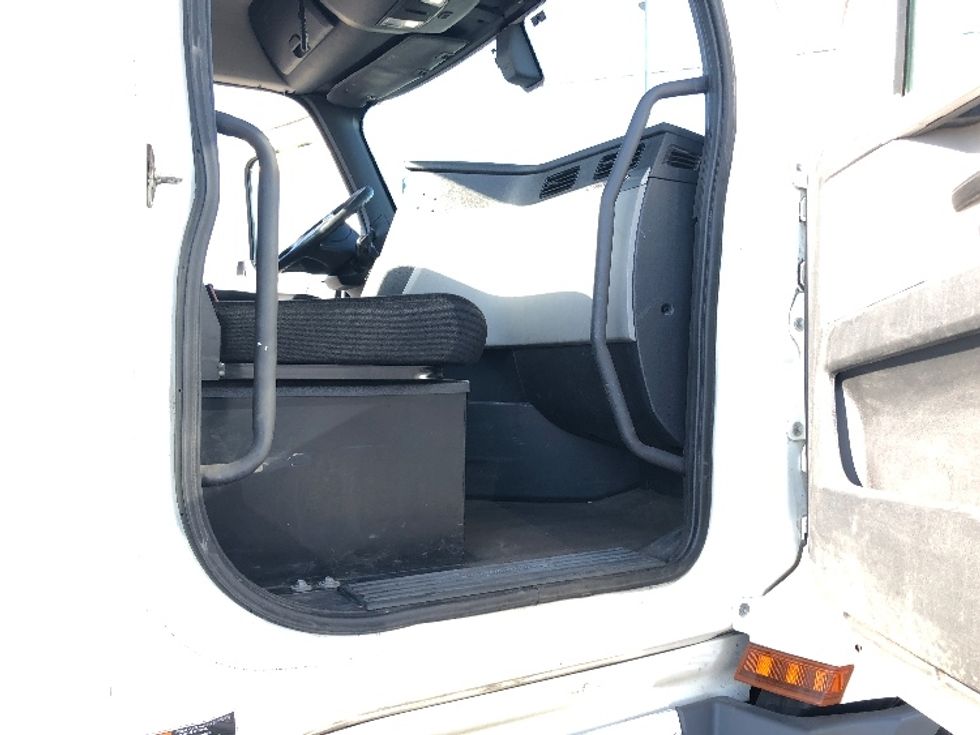 Day Cab Tractor-Heavy Duty Tractors-Freightliner-2019-T12664ST-Spokane Valley-WA-617,354\n\t\tmiles-$ 28,750 - Image 12