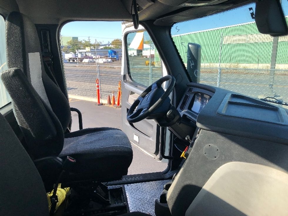 Day Cab Tractor-Heavy Duty Tractors-Freightliner-2019-T12664ST-Spokane Valley-WA-617,354\n\t\tmiles-$ 28,750 - Image 14