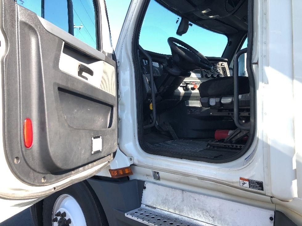 Day Cab Tractor-Heavy Duty Tractors-Freightliner-2019-T12664ST-Spokane Valley-WA-617,354\n\t\tmiles-$ 28,750 - Image 9