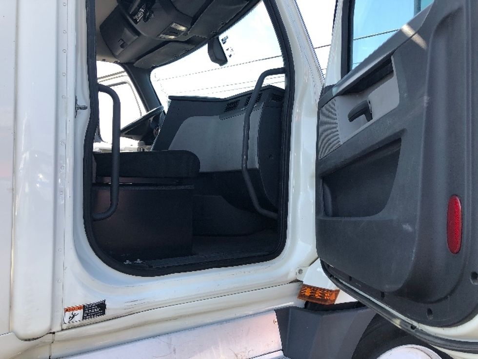 Day Cab Tractor-Heavy Duty Tractors-Freightliner-2019-T12664ST-Spokane Valley-WA-621,442\n\t\tmiles-$ 28,250 - Image 11