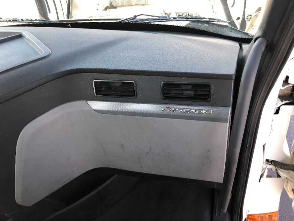 Day Cab Tractor-Heavy Duty Tractors-Freightliner-2019-T12664ST-Spokane Valley-WA-621,442\n\t\tmiles-$ 28,250 - Image 12