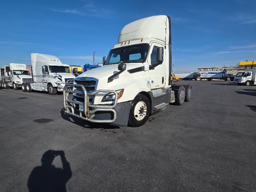 Day Cab Tractor-Heavy Duty Tractors-Freightliner-2019-T12664ST-Spokane Valley-WA-636,179\n\t\tmiles-$ 27,000 - Image 1
