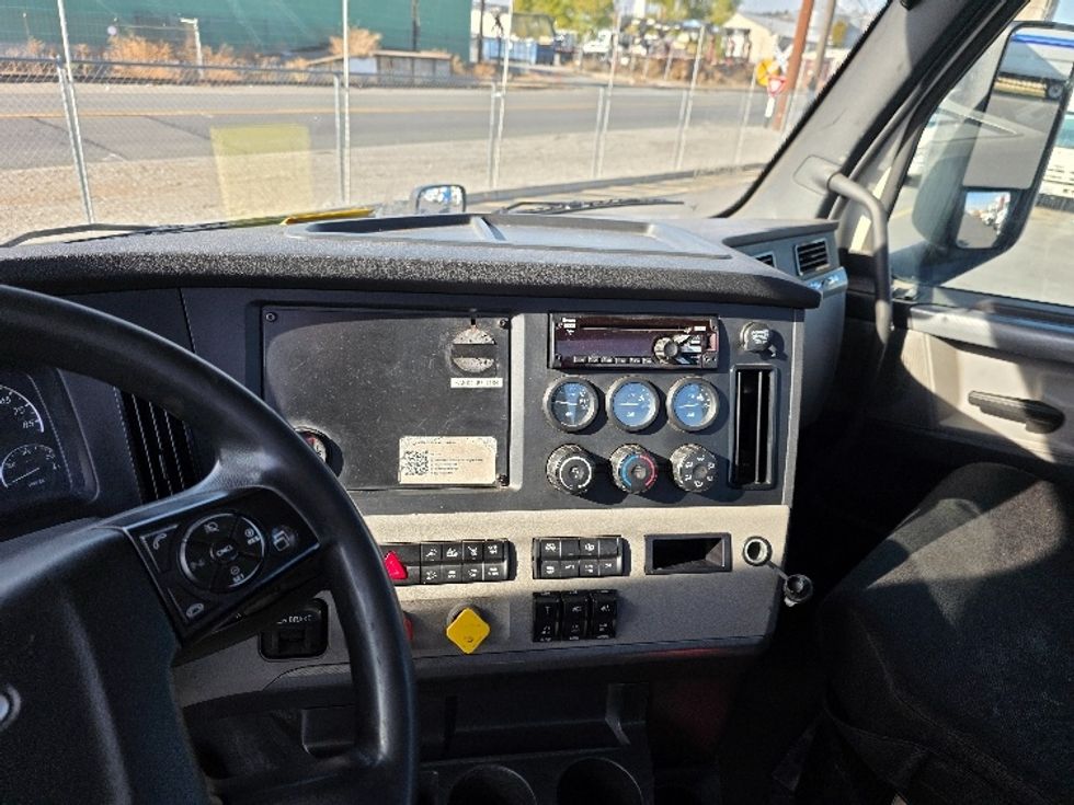 Day Cab Tractor-Heavy Duty Tractors-Freightliner-2019-T12664ST-Spokane Valley-WA-636,179\n\t\tmiles-$ 27,000 - Image 11
