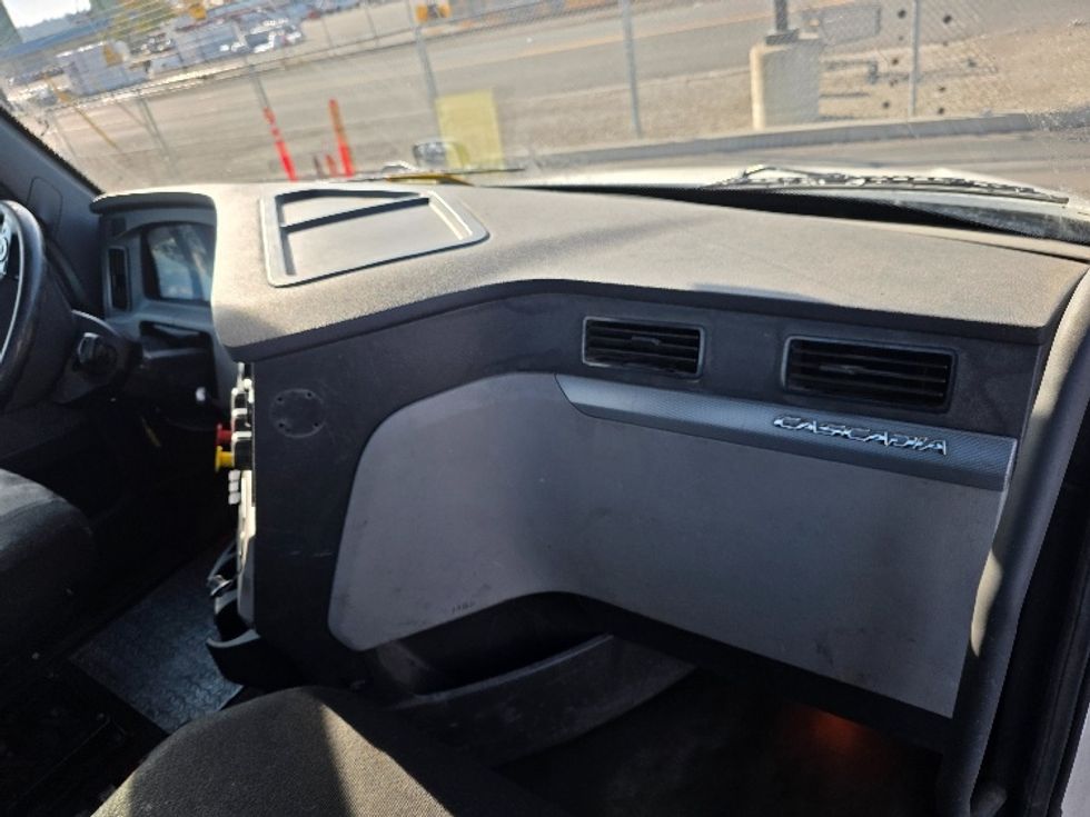 Day Cab Tractor-Heavy Duty Tractors-Freightliner-2019-T12664ST-Spokane Valley-WA-636,179\n\t\tmiles-$ 27,000 - Image 13