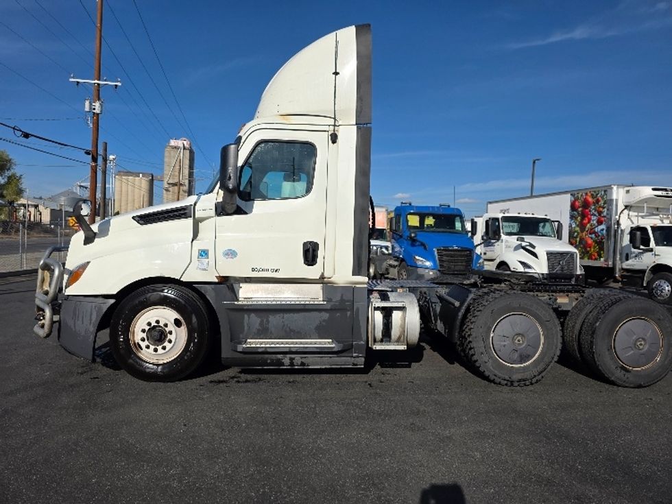 Day Cab Tractor-Heavy Duty Tractors-Freightliner-2019-T12664ST-Spokane Valley-WA-636,179\n\t\tmiles-$ 27,000 - Image 4