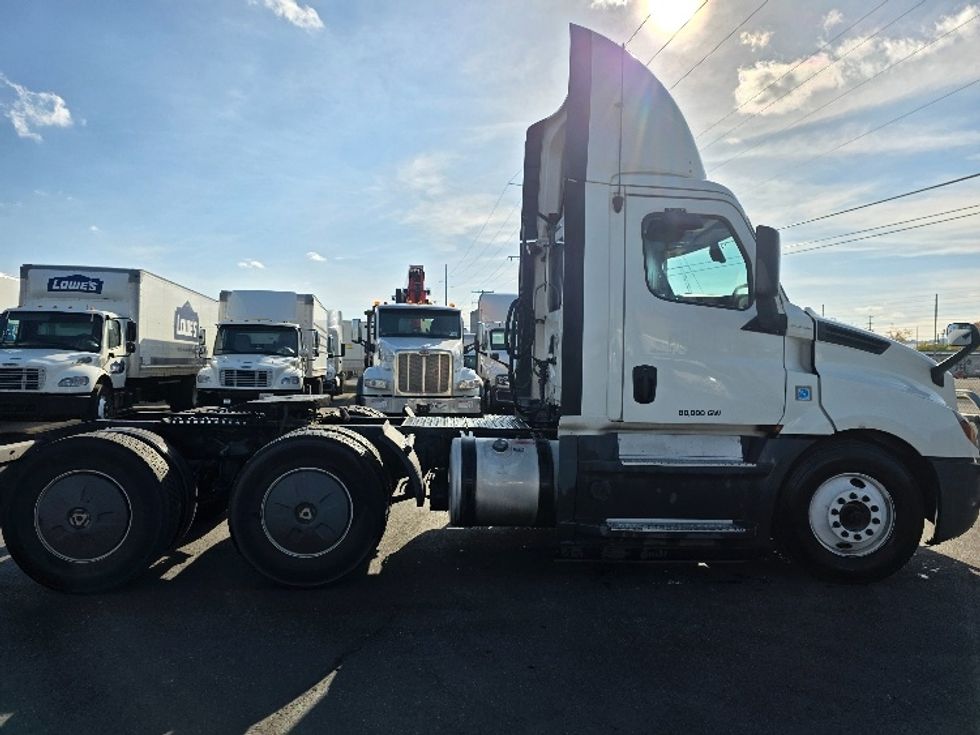 Day Cab Tractor-Heavy Duty Tractors-Freightliner-2019-T12664ST-Spokane Valley-WA-636,179\n\t\tmiles-$ 27,000 - Image 8