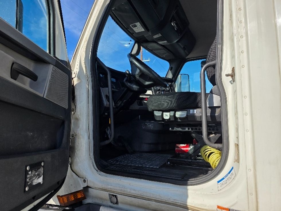 Day Cab Tractor-Heavy Duty Tractors-Freightliner-2019-T12664ST-Spokane Valley-WA-636,179\n\t\tmiles-$ 27,000 - Image 9