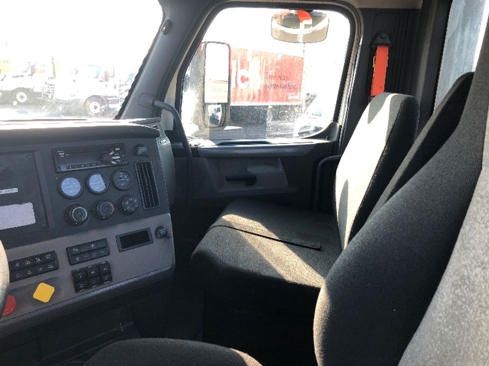 Day Cab Tractor-Heavy Duty Tractors-Freightliner-2019-T12664ST-Spokane Valley-WA-640,124\n\t\tmiles-$ 26,500 - Image 10