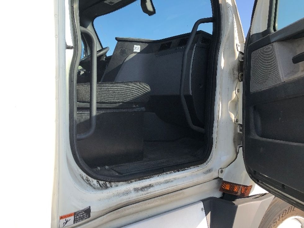 Day Cab Tractor-Heavy Duty Tractors-Freightliner-2019-T12664ST-Spokane Valley-WA-640,124\n\t\tmiles-$ 26,500 - Image 12