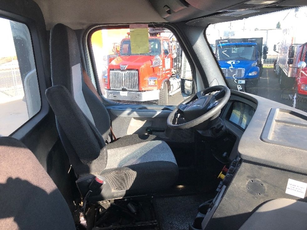 Day Cab Tractor-Heavy Duty Tractors-Freightliner-2019-T12664ST-Spokane Valley-WA-640,124\n\t\tmiles-$ 26,500 - Image 14