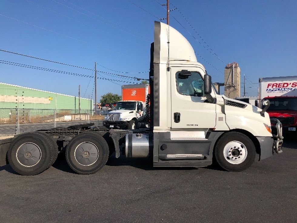 Day Cab Tractor-Heavy Duty Tractors-Freightliner-2019-T12664ST-Spokane Valley-WA-640,124\n\t\tmiles-$ 26,500 - Image 8