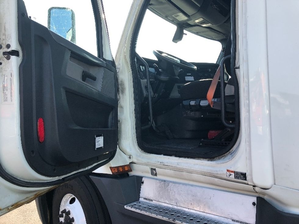 Day Cab Tractor-Heavy Duty Tractors-Freightliner-2019-T12664ST-Spokane Valley-WA-640,124\n\t\tmiles-$ 26,500 - Image 9