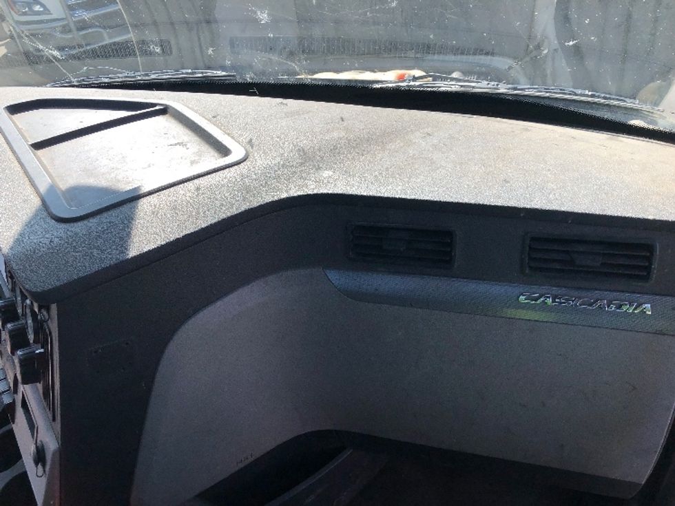 Day Cab Tractor-Heavy Duty Tractors-Freightliner-2019-T12664ST-Spokane Valley-WA-665,619\n\t\tmiles-$ 25,250 - Image 13