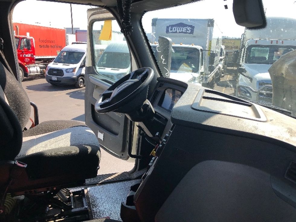 Day Cab Tractor-Heavy Duty Tractors-Freightliner-2019-T12664ST-Spokane Valley-WA-665,619\n\t\tmiles-$ 25,250 - Image 14