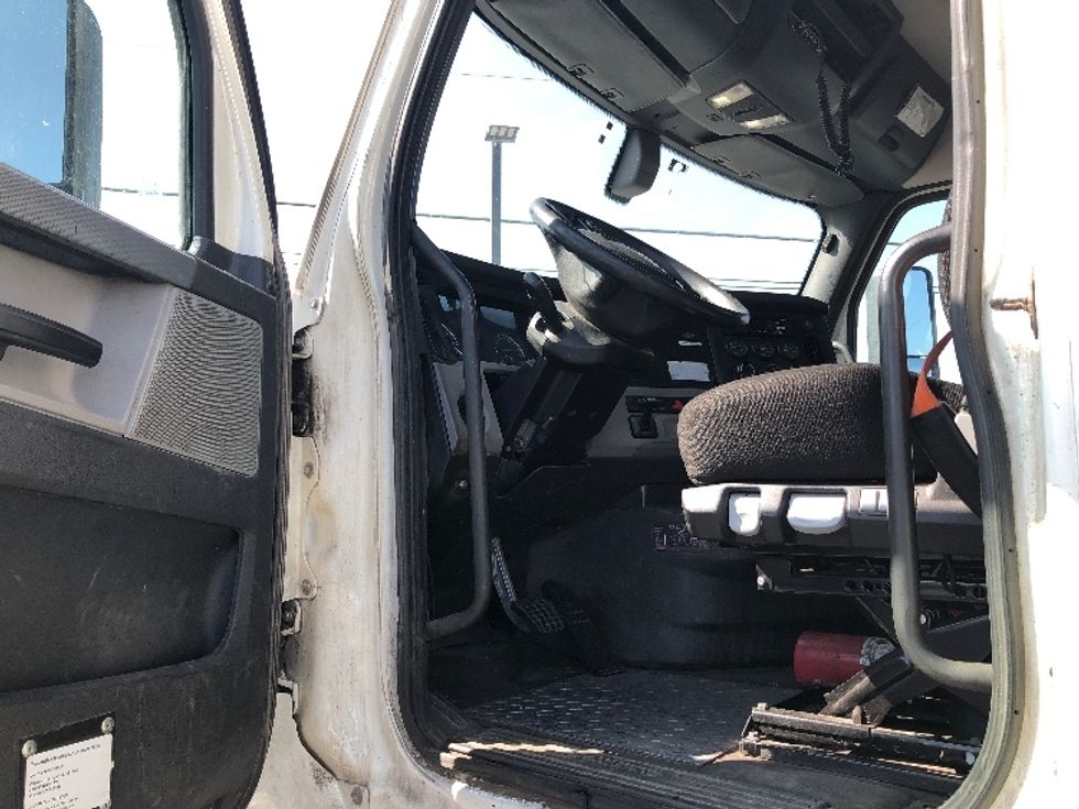 Day Cab Tractor-Heavy Duty Tractors-Freightliner-2019-T12664ST-Spokane Valley-WA-665,619\n\t\tmiles-$ 25,250 - Image 9