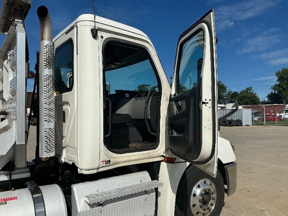 Day Cab Tractor-Heavy Duty Tractors-Freightliner-2019-T12664ST-Springfield-MA-238,509\n\t\tmiles-$ 55,250 - Image 12