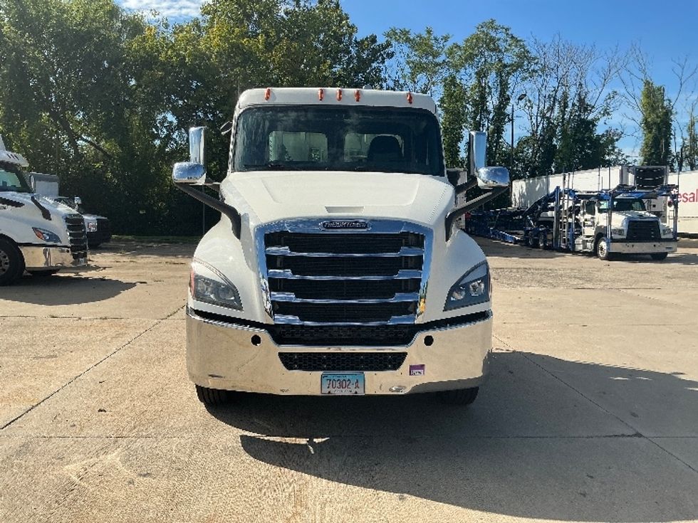 Day Cab Tractor-Heavy Duty Tractors-Freightliner-2019-T12664ST-Springfield-MA-238,509\n\t\tmiles-$ 55,250 - Image 2