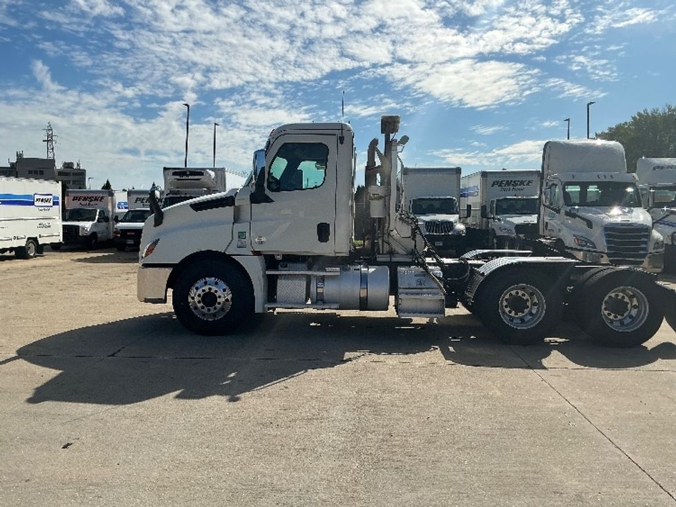 Day Cab Tractor-Heavy Duty Tractors-Freightliner-2019-T12664ST-Springfield-MA-238,509\n\t\tmiles-$ 55,250 - Image 4