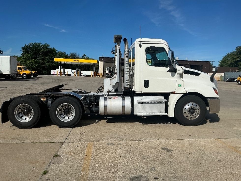 Day Cab Tractor-Heavy Duty Tractors-Freightliner-2019-T12664ST-Springfield-MA-238,509\n\t\tmiles-$ 55,250 - Image 8