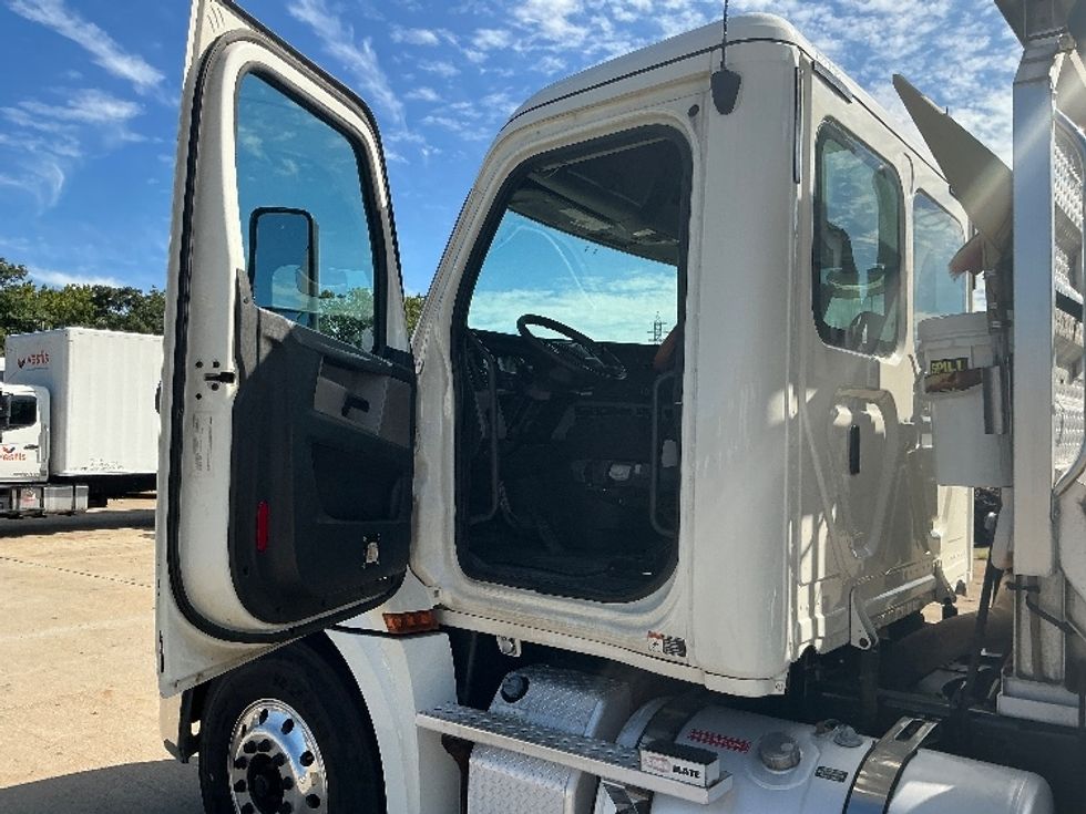 Day Cab Tractor-Heavy Duty Tractors-Freightliner-2019-T12664ST-Springfield-MA-238,509\n\t\tmiles-$ 55,250 - Image 9
