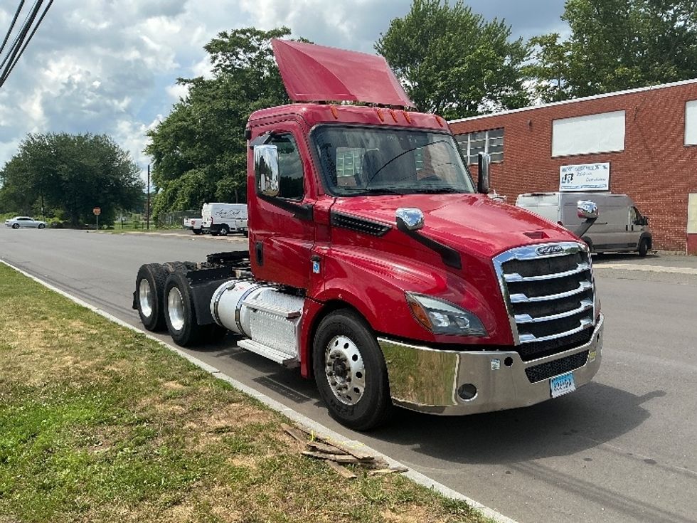 Day Cab Tractor-Heavy Duty Tractors-Freightliner-2019-T12664ST-Springfield-MA-433,500\n\t\tmiles-$ 40,000 - Image 1