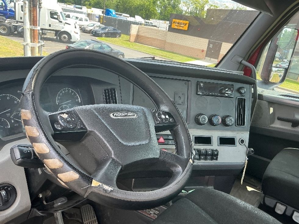 Day Cab Tractor-Heavy Duty Tractors-Freightliner-2019-T12664ST-Springfield-MA-433,500\n\t\tmiles-$ 40,000 - Image 10