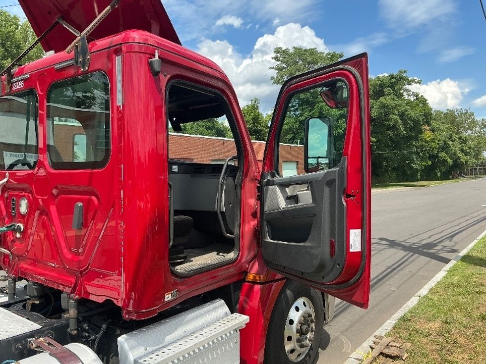 Day Cab Tractor-Heavy Duty Tractors-Freightliner-2019-T12664ST-Springfield-MA-433,500\n\t\tmiles-$ 40,000 - Image 12