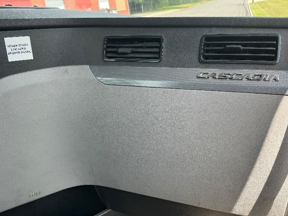 Day Cab Tractor-Heavy Duty Tractors-Freightliner-2019-T12664ST-Springfield-MA-433,500\n\t\tmiles-$ 40,000 - Image 13