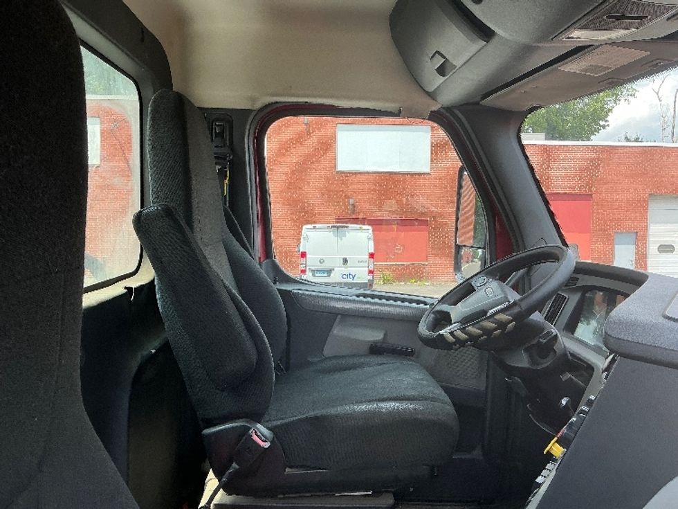 Day Cab Tractor-Heavy Duty Tractors-Freightliner-2019-T12664ST-Springfield-MA-433,500\n\t\tmiles-$ 40,000 - Image 14