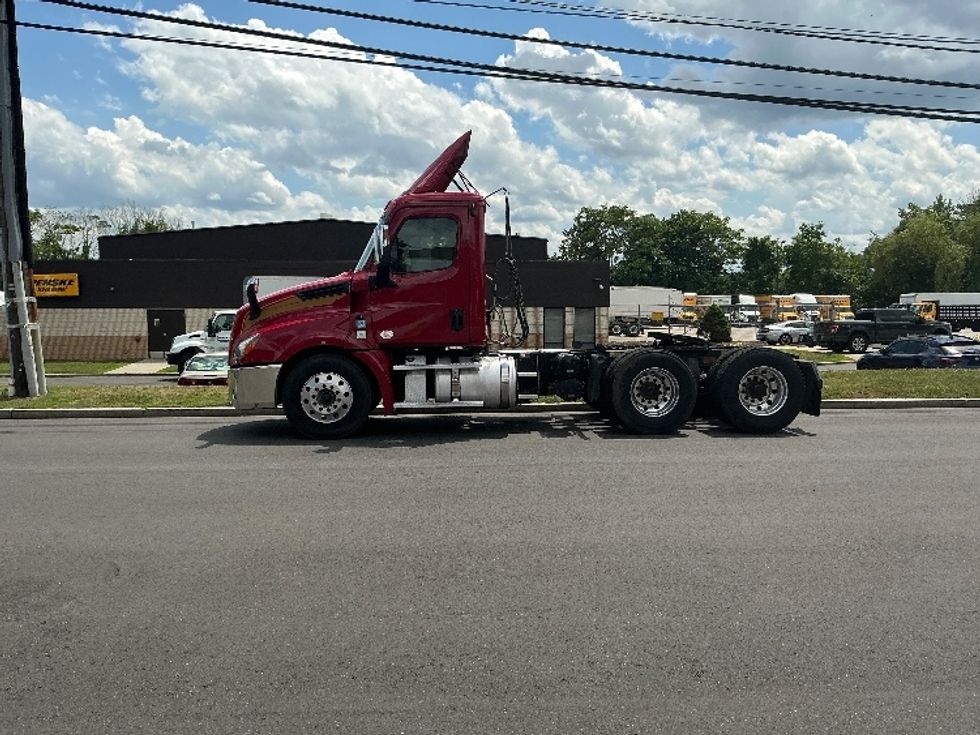 Day Cab Tractor-Heavy Duty Tractors-Freightliner-2019-T12664ST-Springfield-MA-433,500\n\t\tmiles-$ 40,000 - Image 4