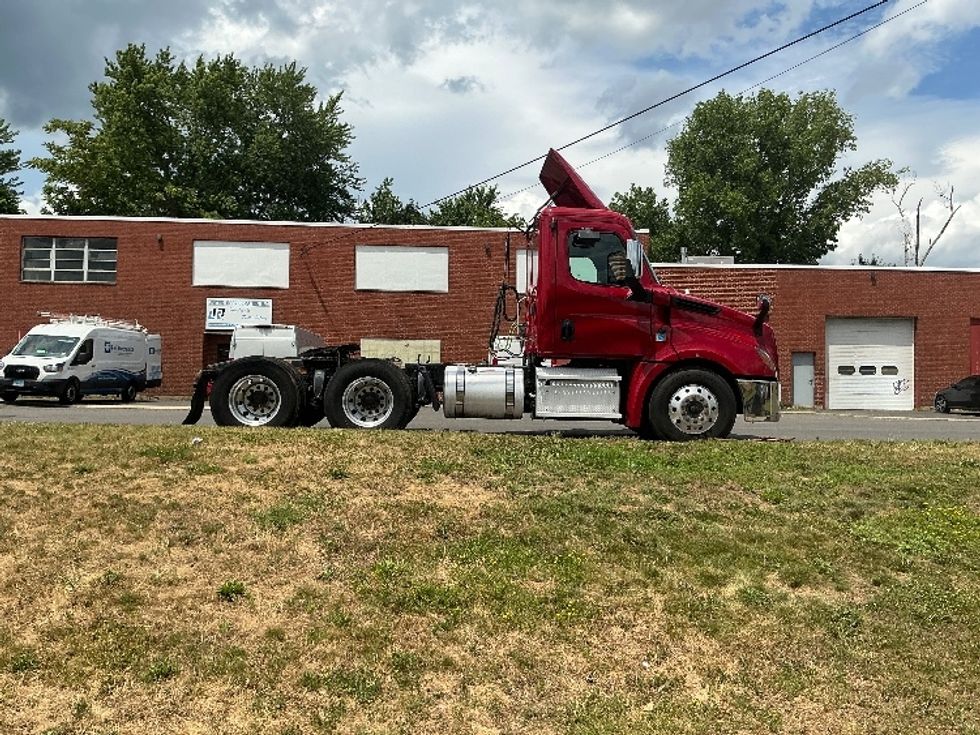 Day Cab Tractor-Heavy Duty Tractors-Freightliner-2019-T12664ST-Springfield-MA-433,500\n\t\tmiles-$ 40,000 - Image 8