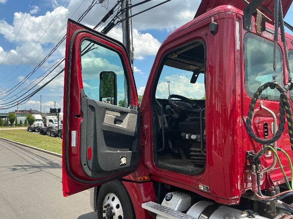 Day Cab Tractor-Heavy Duty Tractors-Freightliner-2019-T12664ST-Springfield-MA-433,500\n\t\tmiles-$ 40,000 - Image 9