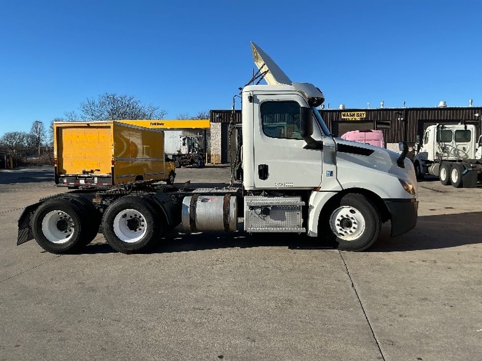 Day Cab Tractor-Heavy Duty Tractors-Freightliner-2019-T12664ST-Springfield-MA-498,680\n\t\tmiles-$ 37,000 - Image 8
