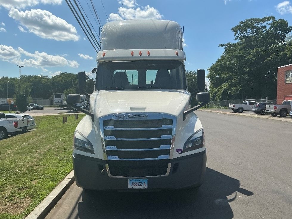 Day Cab Tractor-Heavy Duty Tractors-Freightliner-2019-T12664ST-Springfield-MA-561,500\n\t\tmiles-$ 32,000 - Image 2