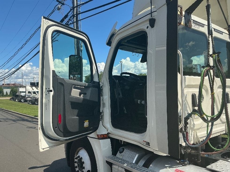 Day Cab Tractor-Heavy Duty Tractors-Freightliner-2019-T12664ST-Springfield-MA-561,500\n\t\tmiles-$ 32,000 - Image 9