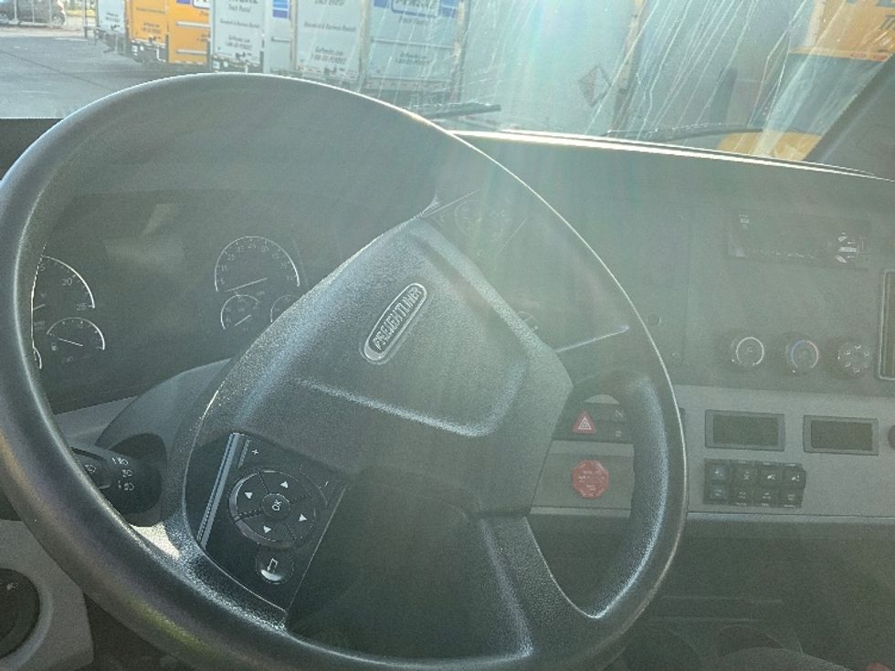 Day Cab Tractor-Heavy Duty Tractors-Freightliner-2019-T12664ST-Springfield-MO-276,623\n\t\tmiles-$ 55,000 - Image 11