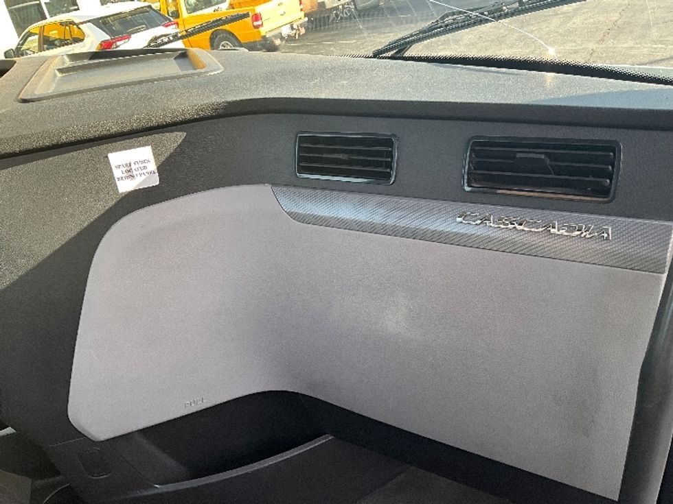 Day Cab Tractor-Heavy Duty Tractors-Freightliner-2019-T12664ST-Springfield-MO-276,623\n\t\tmiles-$ 55,000 - Image 13