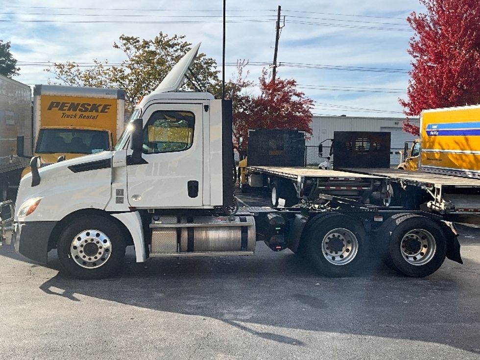 Day Cab Tractor-Heavy Duty Tractors-Freightliner-2019-T12664ST-Springfield-MO-276,623\n\t\tmiles-$ 55,000 - Image 4