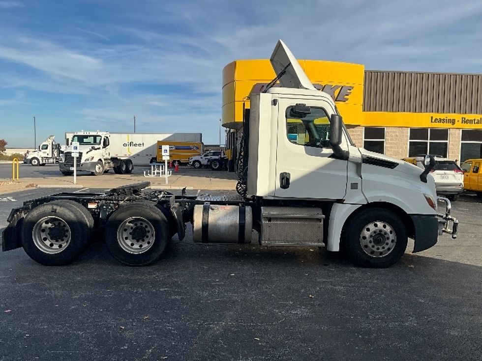 Day Cab Tractor-Heavy Duty Tractors-Freightliner-2019-T12664ST-Springfield-MO-276,623\n\t\tmiles-$ 55,000 - Image 8