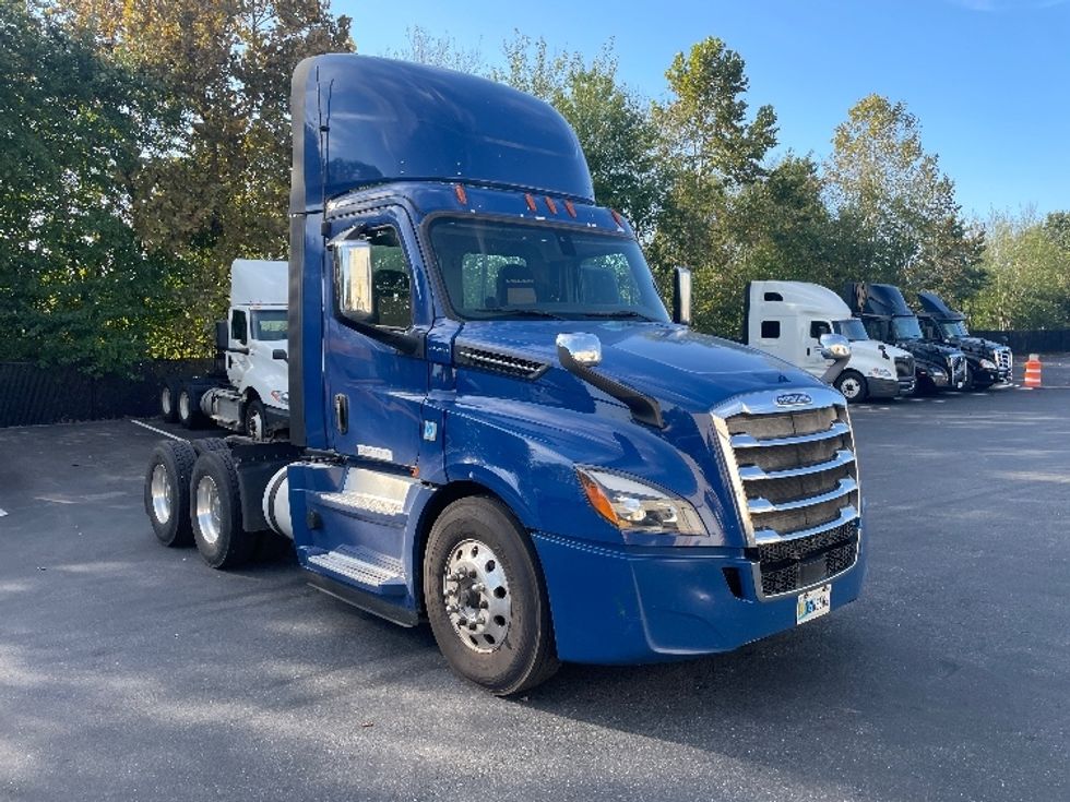 Day Cab Tractor-Heavy Duty Tractors-Freightliner-2019-T12664ST-Statesville-NC-333,841\n\t\tmiles-$ 49,250 - Image 1