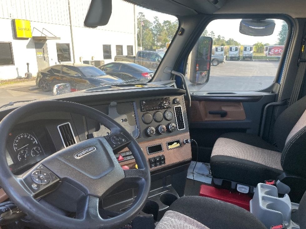 Day Cab Tractor-Heavy Duty Tractors-Freightliner-2019-T12664ST-Statesville-NC-333,841\n\t\tmiles-$ 49,250 - Image 10