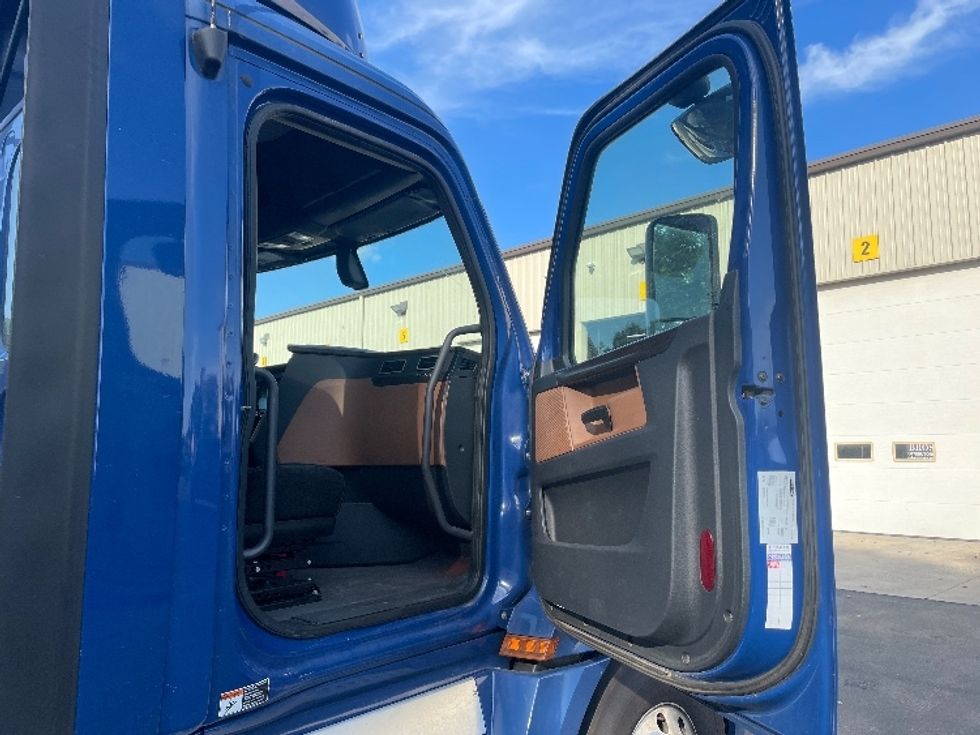 Day Cab Tractor-Heavy Duty Tractors-Freightliner-2019-T12664ST-Statesville-NC-333,841\n\t\tmiles-$ 49,250 - Image 12