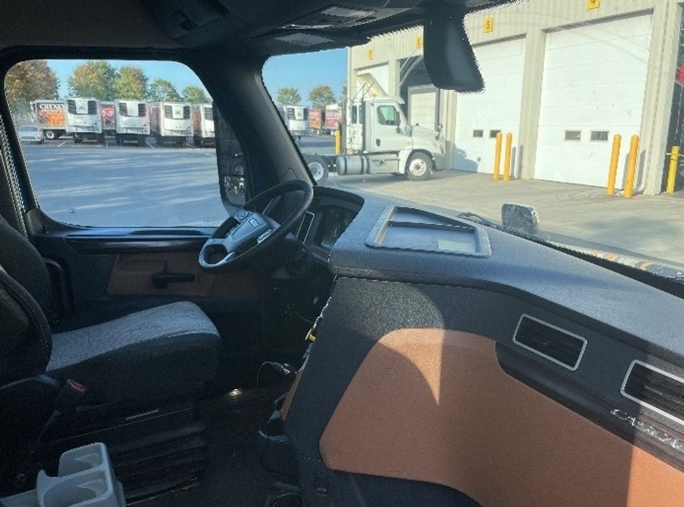 Day Cab Tractor-Heavy Duty Tractors-Freightliner-2019-T12664ST-Statesville-NC-333,841\n\t\tmiles-$ 49,250 - Image 14