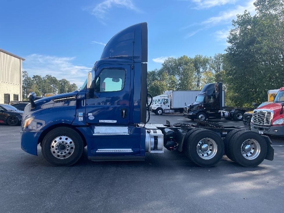 Day Cab Tractor-Heavy Duty Tractors-Freightliner-2019-T12664ST-Statesville-NC-333,841\n\t\tmiles-$ 49,250 - Image 4
