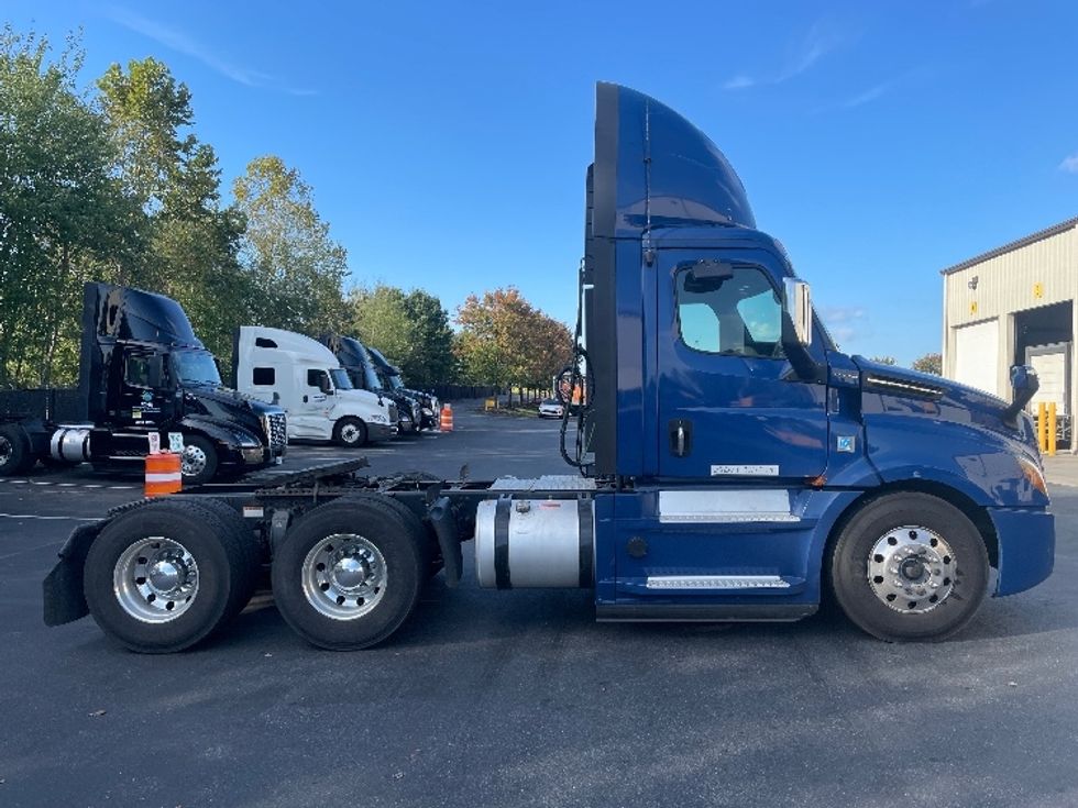 Day Cab Tractor-Heavy Duty Tractors-Freightliner-2019-T12664ST-Statesville-NC-333,841\n\t\tmiles-$ 49,250 - Image 8