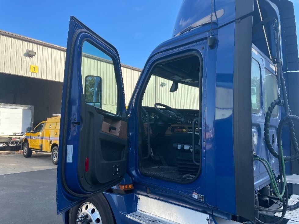 Day Cab Tractor-Heavy Duty Tractors-Freightliner-2019-T12664ST-Statesville-NC-333,841\n\t\tmiles-$ 49,250 - Image 9