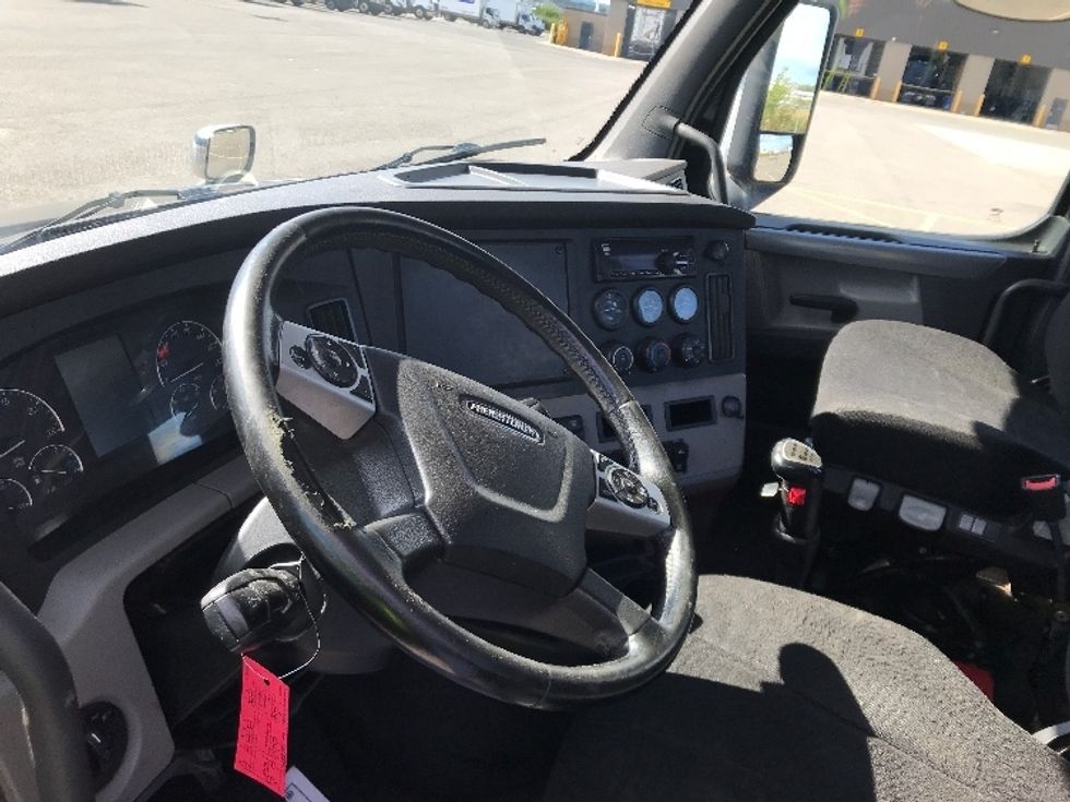 Day Cab Tractor-Heavy Duty Tractors-Freightliner-2019-T12664ST-Ste-Foy-PQ-238,609\n\t\tkm-$ 74,000 - Image 10