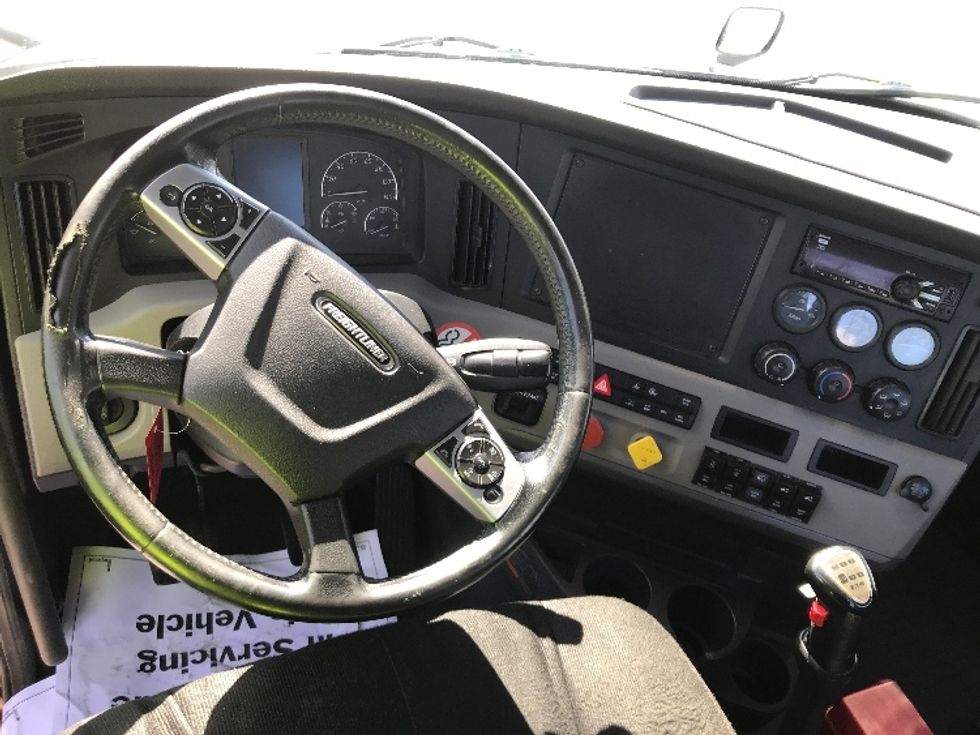 Day Cab Tractor-Heavy Duty Tractors-Freightliner-2019-T12664ST-Ste-Foy-PQ-238,609\n\t\tkm-$ 74,000 - Image 11